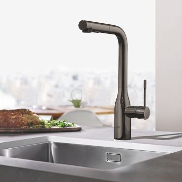 Grohe Essence Brushed Hard Graphite keittiöhana ulos vedettävällä käsisuihkulla